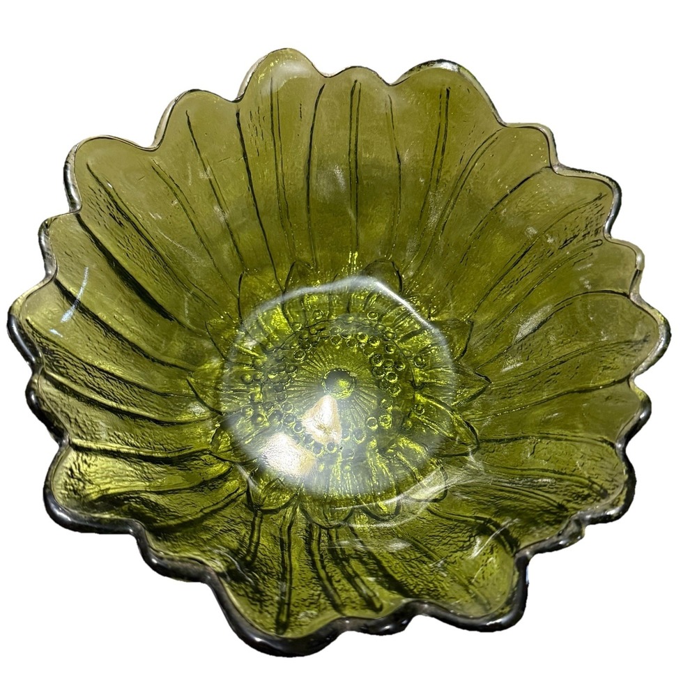 Vintage Avocado Green Pressed Glass Daisy Flower Bowl Scalloped 7" Dish